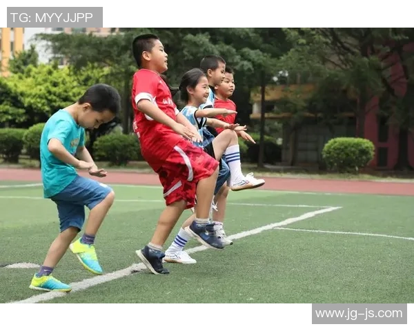 与足球明星的孩子亲密接触感受运动魅力与家庭温暖的瞬间 与足球明星的孩子亲密接触感受运动魅力与家庭温暖的瞬间