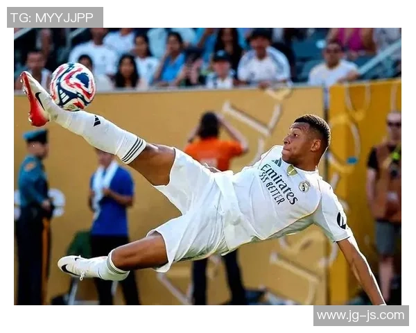 足球明星通过视频电话分享训练心得与生活趣事引发球迷热议