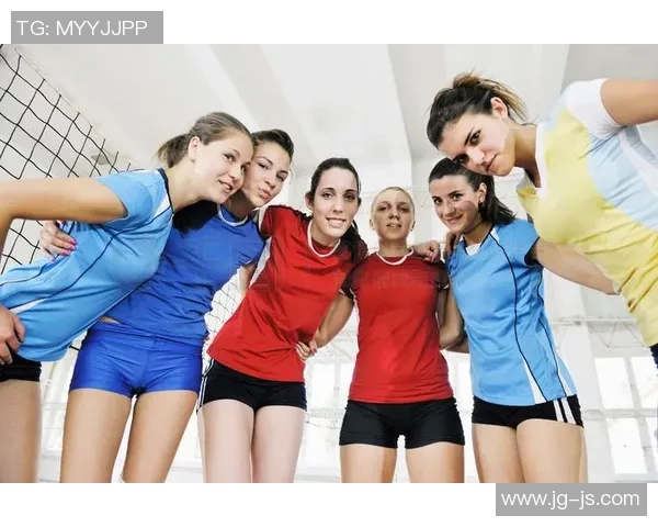 足球明星女款服装时尚搭配图片分享展现青春活力与运动魅力